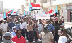 اصطفاف جماهيري جنوبي يتمسك بالثوابت وخلف المجلس الانتقالي لمواجهة التسويات المشبوهة