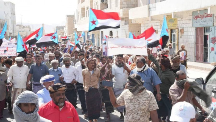 اصطفاف جماهيري جنوبي يتمسك بالثوابت وخلف المجلس الانتقالي لمواجهة التسويات المشبوهة اصطفاف جماهيري جنوبي يتمسك بالثوابت وخلف المجلس الانتقالي لمواجهة التسويات المشبوهة