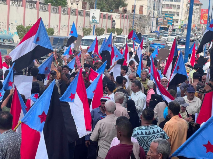 الطوفان الشعبي الجنوبي ينتفض في وجه الوصاية ويؤكد سيادة القرار الوطني الطوفان الشعبي الجنوبي ينتفض في وجه الوصاية ويؤكد سيادة القرار الوطني