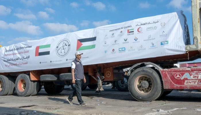 5 قوافل إماراتية تدخل غزة محملة بـ980 طناً من المساعدات 5 قوافل إماراتية تدخل غزة محملة بـ980 طناً من المساعدات