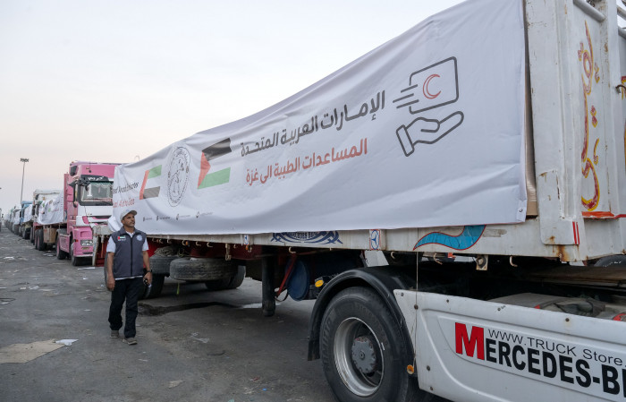 ضمن "الفارس الشهم 3".. دخول 5 قوافل مساعدات إماراتية إلى غزة ضمن "الفارس الشهم 3".. دخول 5 قوافل مساعدات إماراتية إلى غزة