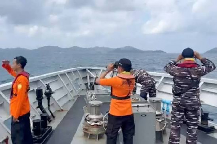 العثور على سبعة ناجين بعد أيام من غرق سفينة في إندونيسيا العثور على سبعة ناجين بعد أيام من غرق سفينة في إندونيسيا