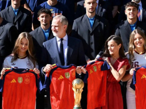 بعد التتويج بالمونديال.. ملك إسبانيا يستقبل أبطال العالم في القصر الملكي