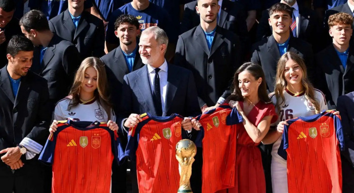 بعد التتويج بالمونديال.. ملك إسبانيا يستقبل أبطال العالم في القصر الملكي بعد التتويج بالمونديال.. ملك إسبانيا يستقبل أبطال العالم في القصر الملكي