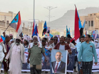مسيرة حاشدة في تريم تجدد التفويض للزُبيدي وترفض الوصاية