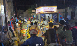 مسيرة بالدراجات النارية في عتق تأييداً للرئيس الزُبيدي ورفضاً للوصاية