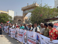 وقفة بالمكلا تندد بقرار العليمي وتطالب ببسط سيطرة النخبة