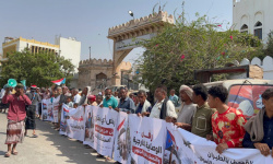 وقفة بالمكلا تندد بقرار العليمي وتطالب ببسط سيطرة النخبة