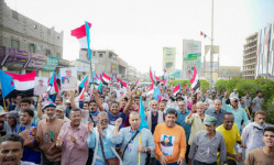 جماهير عدن تُنظّم مسيرة احتجاجا على تدهور الخدمات ورفضا للوصاية