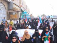 مسيرة نسوية في لحج تجدد التفويض للرئيس الزُبيدي وترفض الوصاية