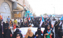 مسيرة نسوية في لحج تجدد التفويض للرئيس الزُبيدي وترفض الوصاية