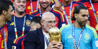 كوكوريا يفي بوعد كأس العالم ويخلد دي لا فوينتي بوشم على ذراعه
