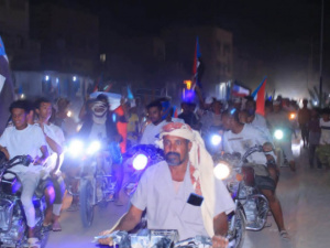 حراك شعبي بتريم تنديدا بتدهور المعيشة ويُجدد التفويض للرئيس الزُبيدي