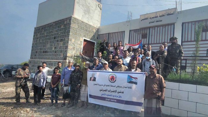 استمرار الإضراب الجزئي لليوم الثالث في الحصين وتلويح بالتصعيد