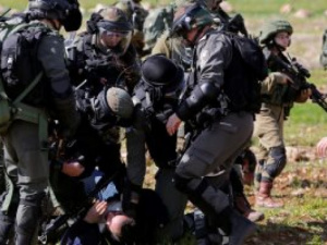 مستوطنون يقتحمون قرى نابلس والاحتلال يصيب 6 فلسطينيين