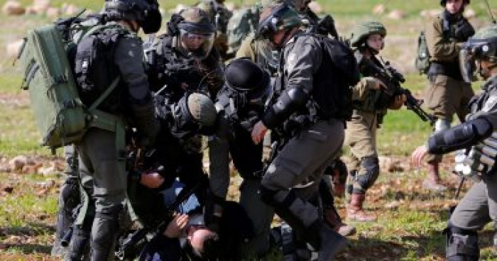 مستوطنون يقتحمون قرى نابلس والاحتلال يصيب 6 فلسطينيين