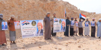 أهالي حجر الصيعر ينظمون وقفة احتجاجية رفضاً للوصاية الخارجية