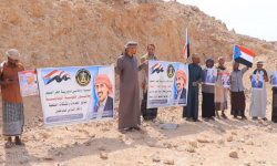 أهالي حجر الصيعر ينظمون وقفة احتجاجية رفضاً للوصاية الخارجية
