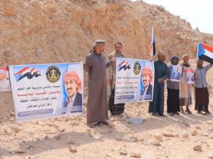 أهالي حجر الصيعر ينظمون وقفة احتجاجية رفضاً للوصاية الخارجية