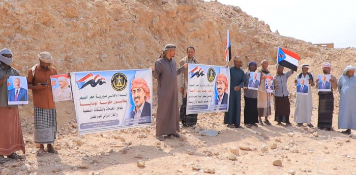 أهالي حجر الصيعر ينظمون وقفة احتجاجية رفضاً للوصاية الخارجية أهالي حجر الصيعر ينظمون وقفة احتجاجية رفضاً للوصاية الخارجية