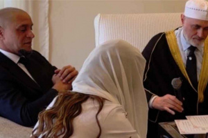 إمام المسجد الحرام يعلق على اعتناق روبرتو كارلوس الإسلام