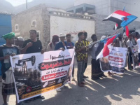 وقفة احتجاجية أمام ميناء المكلا رفضاً لتدهور الأوضاع المعيشية