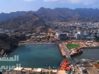 عودة بيع الحطب على الجمال في عدن إثر تفاقم أزمة الغاز