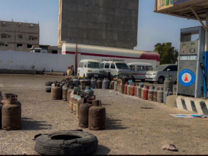 أزمة الغاز تشل حركة النقل وتضاعف معاناة السكان في عدن