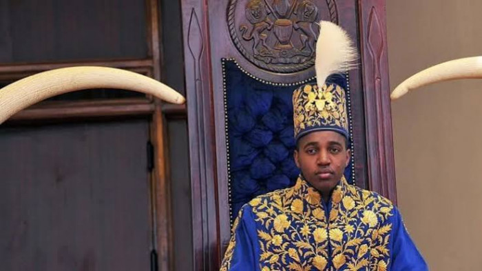 وفاة "أصغر ملك في العالم" عن 34 عامًا بأوغندا وفاة "أصغر ملك في العالم" عن 34 عامًا بأوغندا