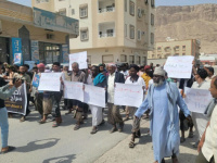 وقفة أمام مجمع الدوائر الحكومية بسيئون للمطالبة بالإفراج عن دويل ومرجان