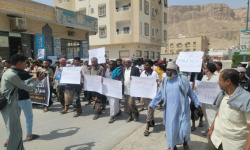 وقفة أمام مجمع الدوائر الحكومية بسيئون للمطالبة بالإفراج عن دويل ومرجان