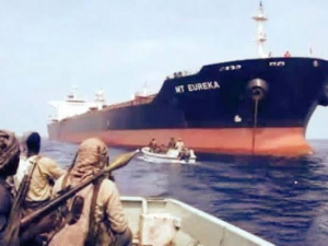قراصنة صوماليون يستولون على ناقلة نفط في خليج عدن
