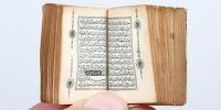 مصحف نادر بحجم 26 ملليمترا يخطف الأنظار في معرض أبوظبي للكتاب