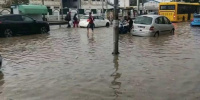 أمطار غزيرة تضرب تونس.. سيول تجرف السيارات وتعليق الدراسة