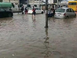 أمطار غزيرة تضرب تونس.. سيول تجرف السيارات وتعليق الدراسة