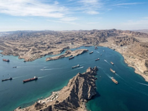 مصادر: أمريكا وإيران تناقشان اتفاقا مرحليا لإعادة فتح مضيق هرمز