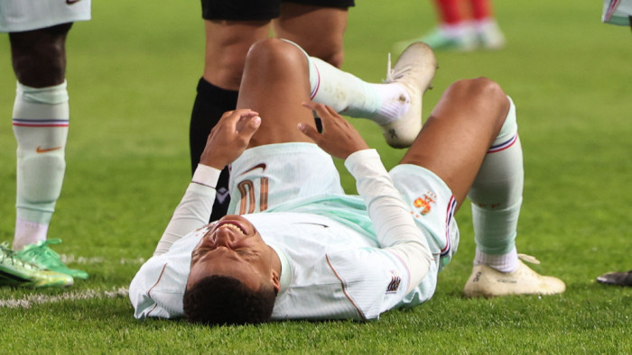 ريال مدريد يعلن إصابة مبابي بفرط تمدد في الركبة