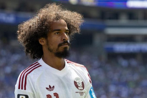 الغموض يحيط بمشاركة أكرم عفيف أمام السعودية في خليجي 27