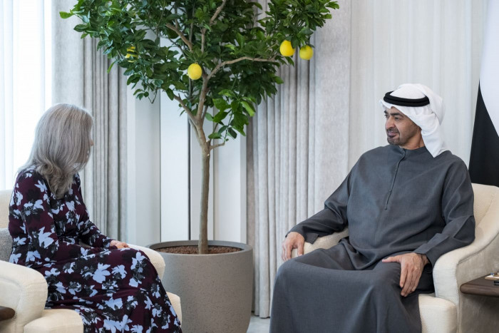 رئيس الإمارات يستقبل السيناتور جوني إيرنست رئيس الإمارات يستقبل السيناتور جوني إيرنست