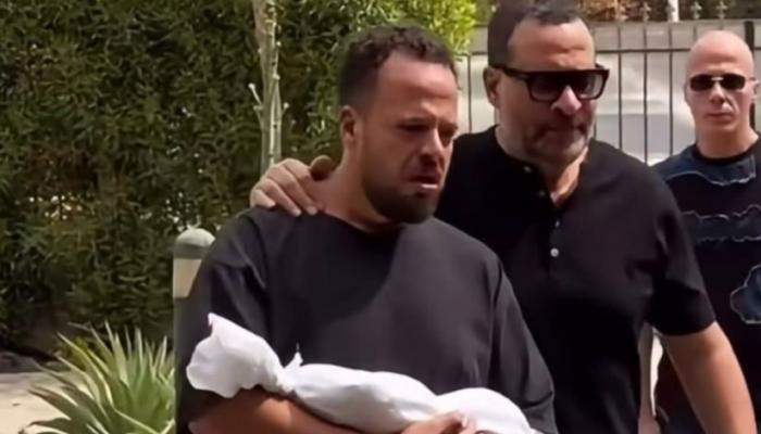 ماجد المصري يساند نجله في جنازة حفيده الرضيع يونس ماجد المصري يساند نجله في جنازة حفيده الرضيع يونس