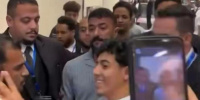 أحمد العوضي يعترض على تصرف حارسه مع أحد المعجبين