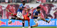 فرايبورج بعشرة لاعبين يفوز على شالكه ويتصدر الدوري الألماني