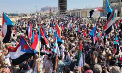 استجابة لدعوة الرئيس الزُبيدي.. احتشاد الآلاف في عتق للاحتفال بذكرى 14 أكتوبر