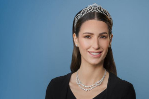 الأميرة رجوة الحسين تخطف الأنظار بفستان كحلي في احتفال أردني