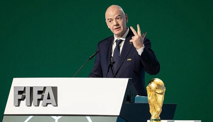 إنفانتينو يعتذر لمجلس "فيفا" بعد أزمة بيع حقوق كأس العالم إنفانتينو يعتذر لمجلس "فيفا" بعد أزمة بيع حقوق كأس العالم