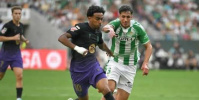 برشلونة يكتسح ريال بيتيس في الدوري الإسباني