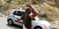 إصابة 3 فلسطينيين في انقلاب سيارتهم بعد رشق مستوطنين لها بالحجارة