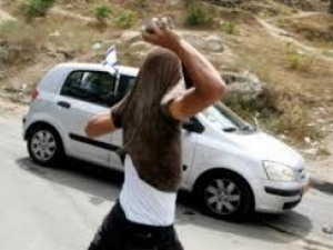 إصابة 3 فلسطينيين في انقلاب سيارتهم بعد رشق مستوطنين لها بالحجارة