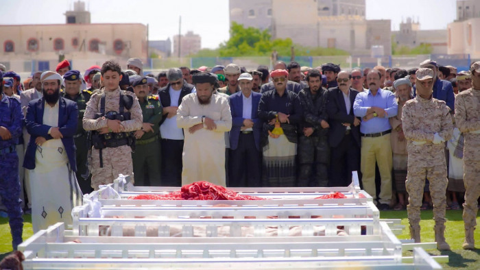 شبوة تُشيع 75 شهيداً من ضحايا العدوان الحوثي الإرهابي شبوة تُشيع 75 شهيداً من ضحايا العدوان الحوثي الإرهابي