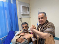 الحالمي يطمئن على الكعلولي عقب إصابته بمعارك ضد مليشيا الحوثي